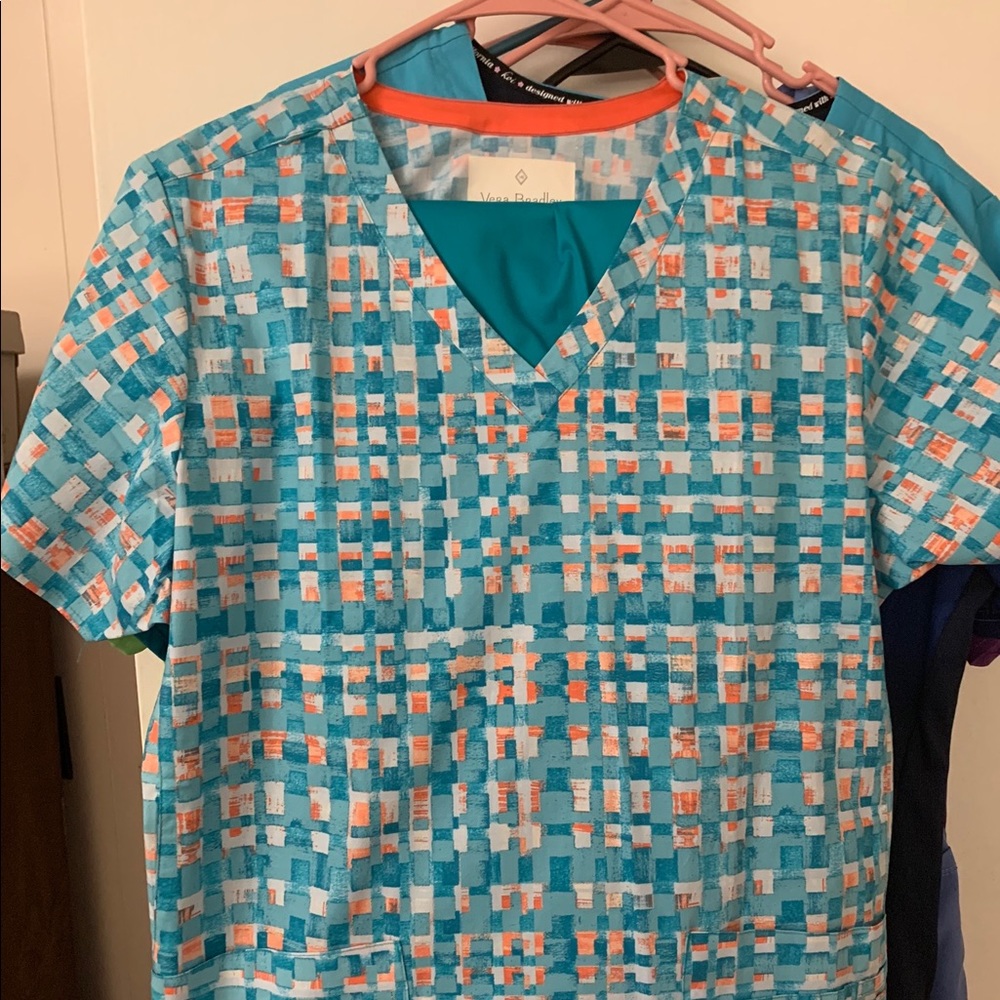 NWT, Vera Bradley printed scrub top, Size Large